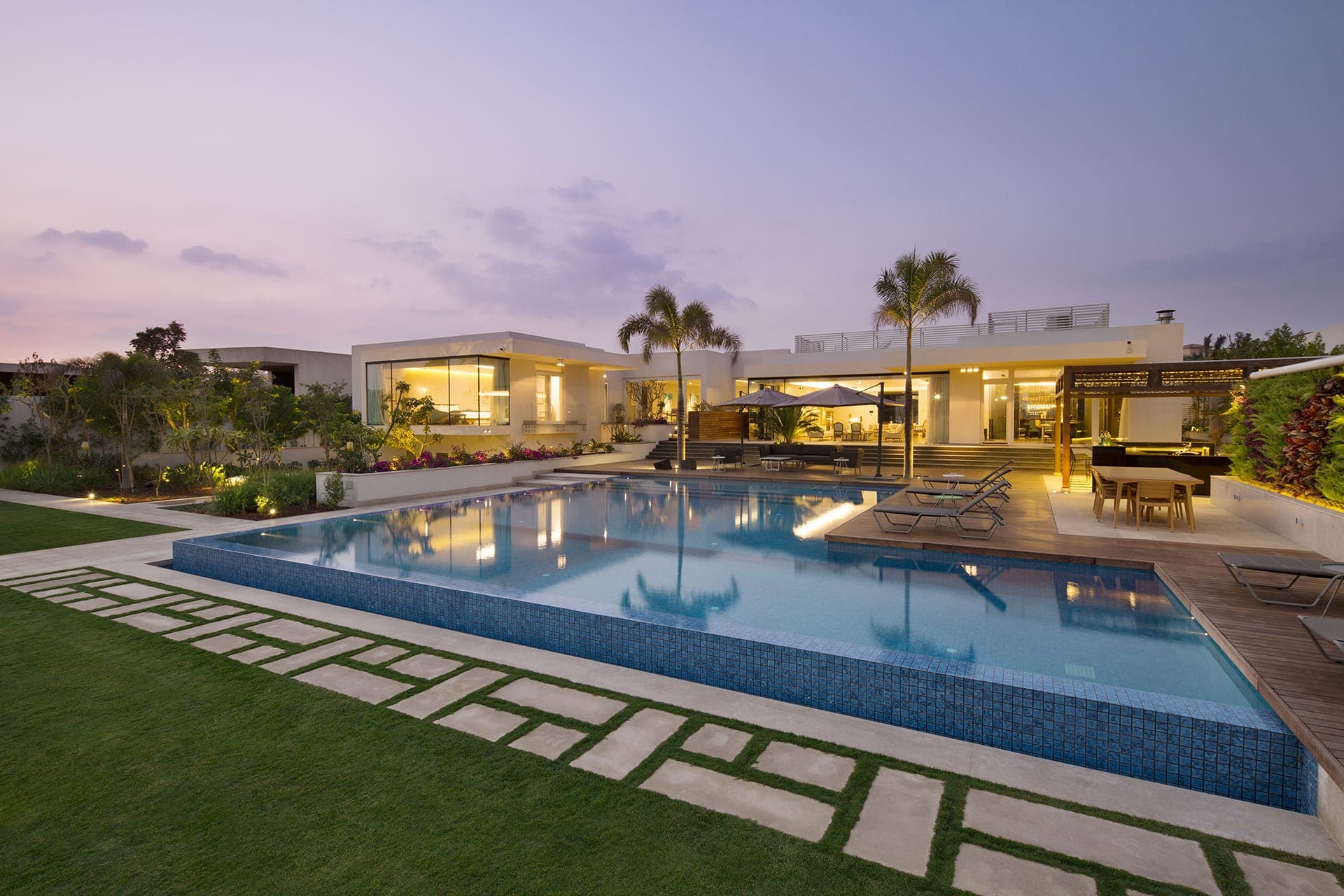 Terrasse-en-bois-exotique-merbau-Incredible luxury house from egypt with wood decking softline by Vetedy