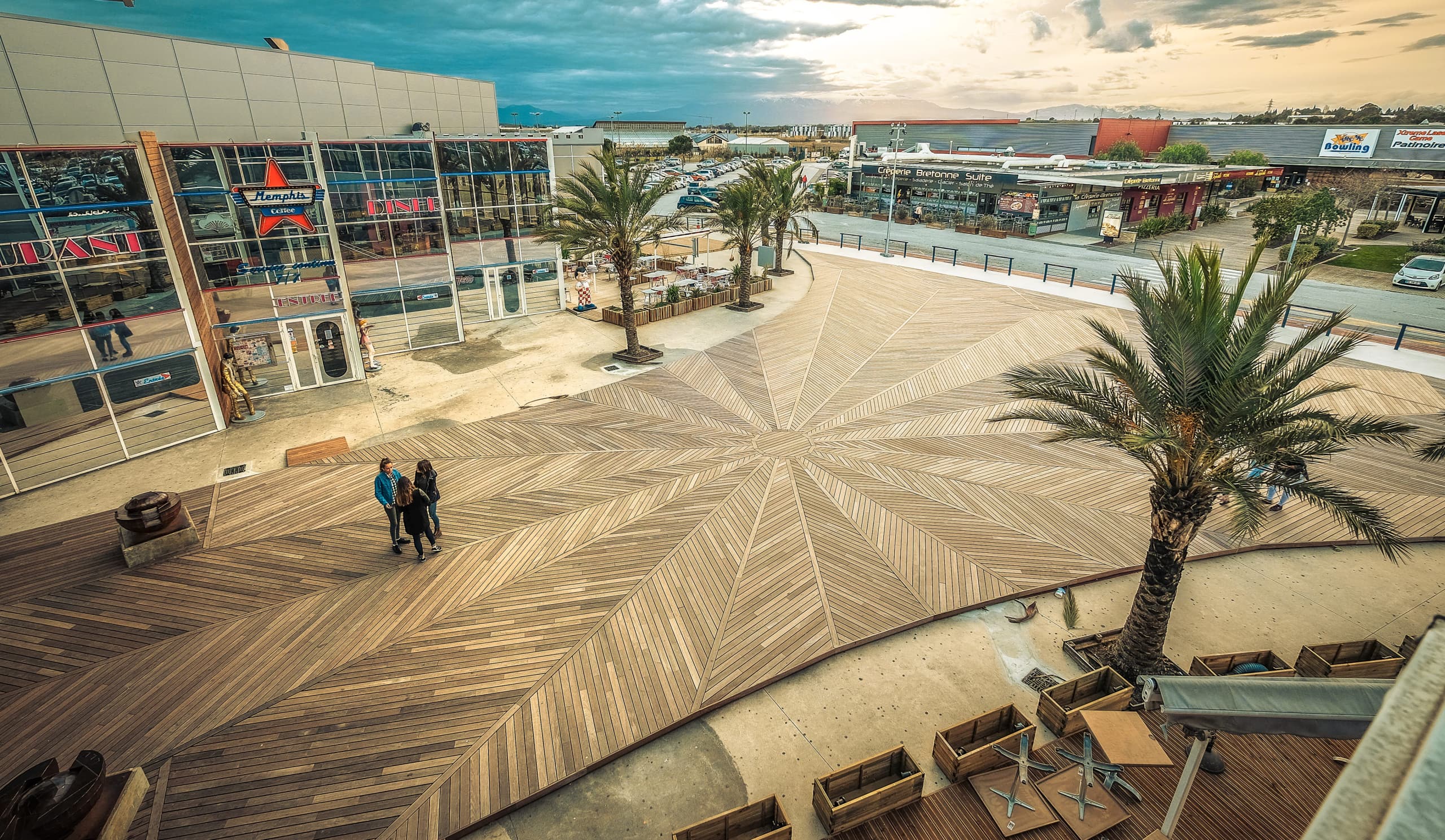 Terrasse en bois exotique en ipe Beautiful large wooden ipe decking terrace on an esplanade in the south of France next to a cinema