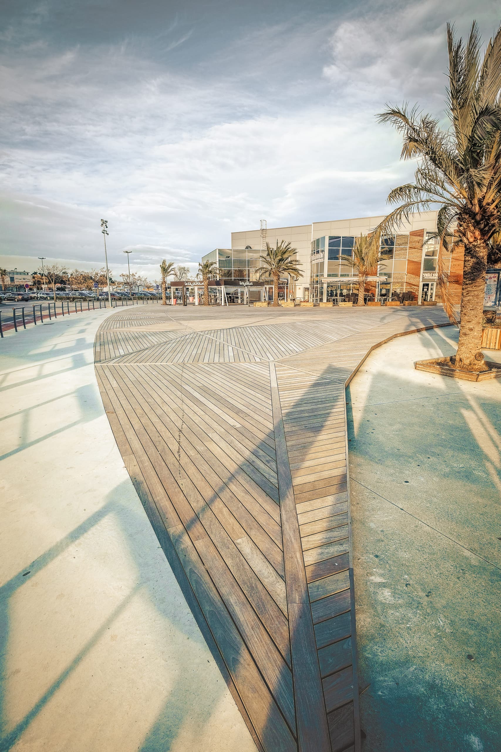 Terrasse en bois exotique en ipe Beautiful large wooden ipe decking terrace on an esplanade in the south of France next to a cinema by Côté Jardin