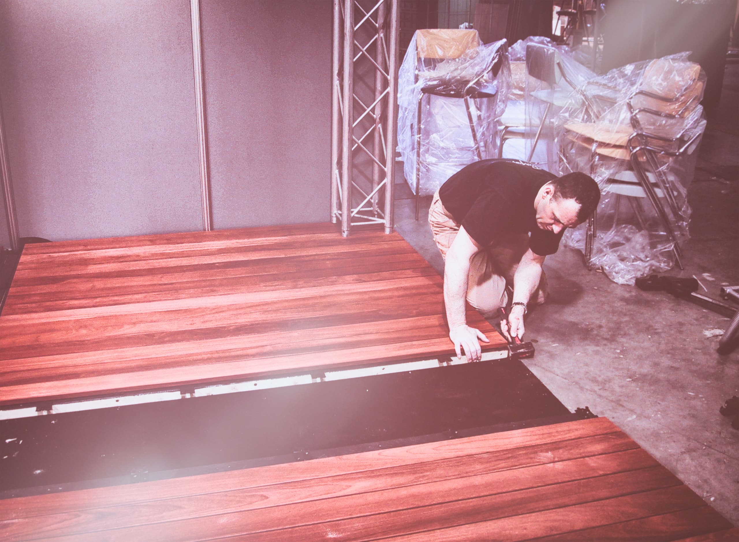 vielle photo du patron de vetedy posant une terrasse avec la fixation vetedy