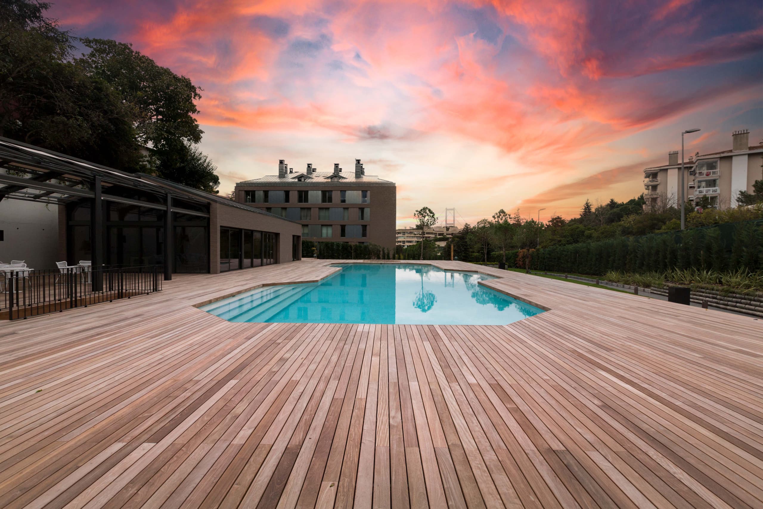 Terrass een bois Ipe Incredible sunset on a wood decking ipe next to a pool in turkey woth softline system by Vetedy