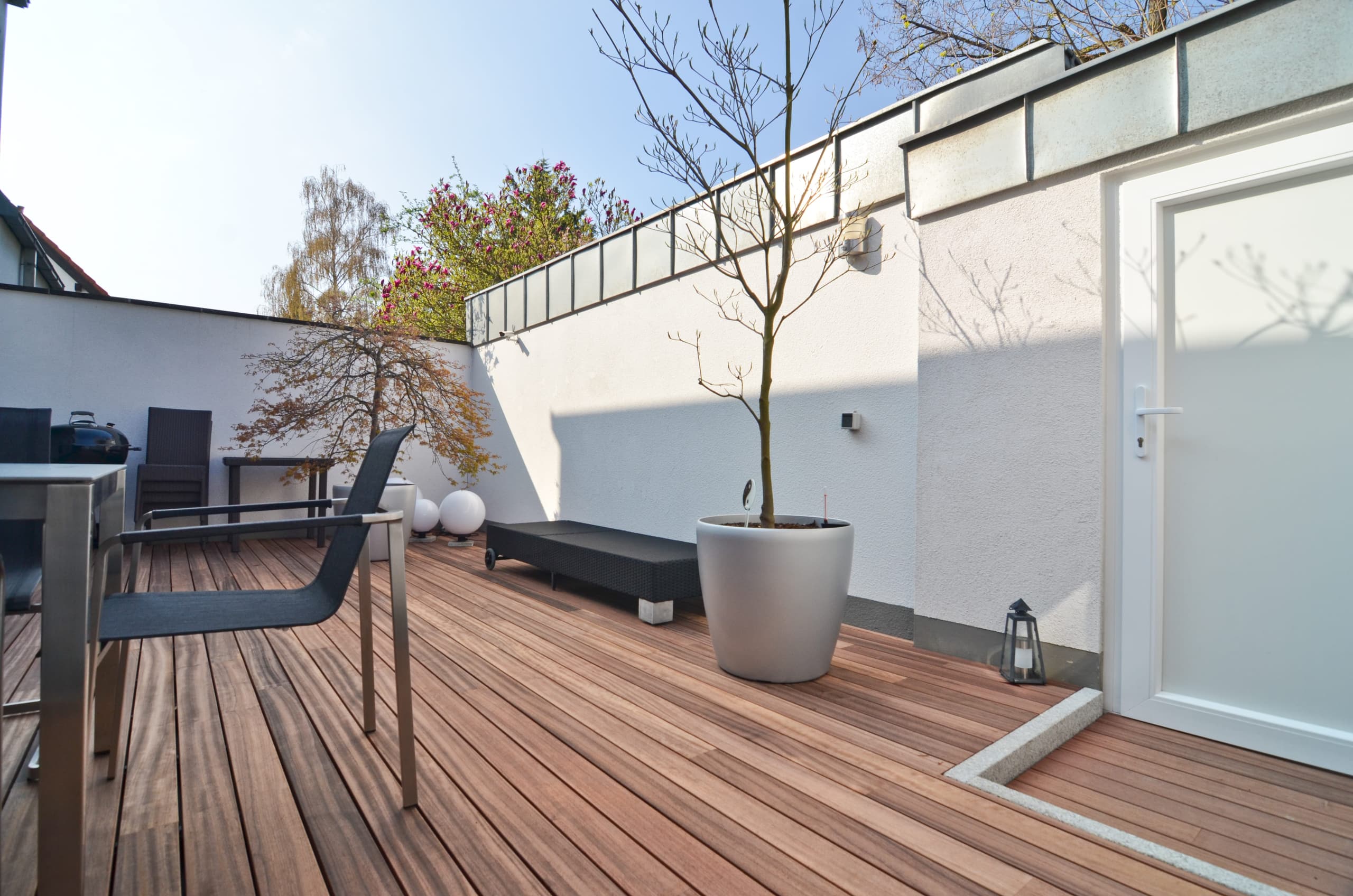 Terrasse en bois en Merbau Wood padauk decking without visible fixations in Luxembourg on softline systems by Vetedy