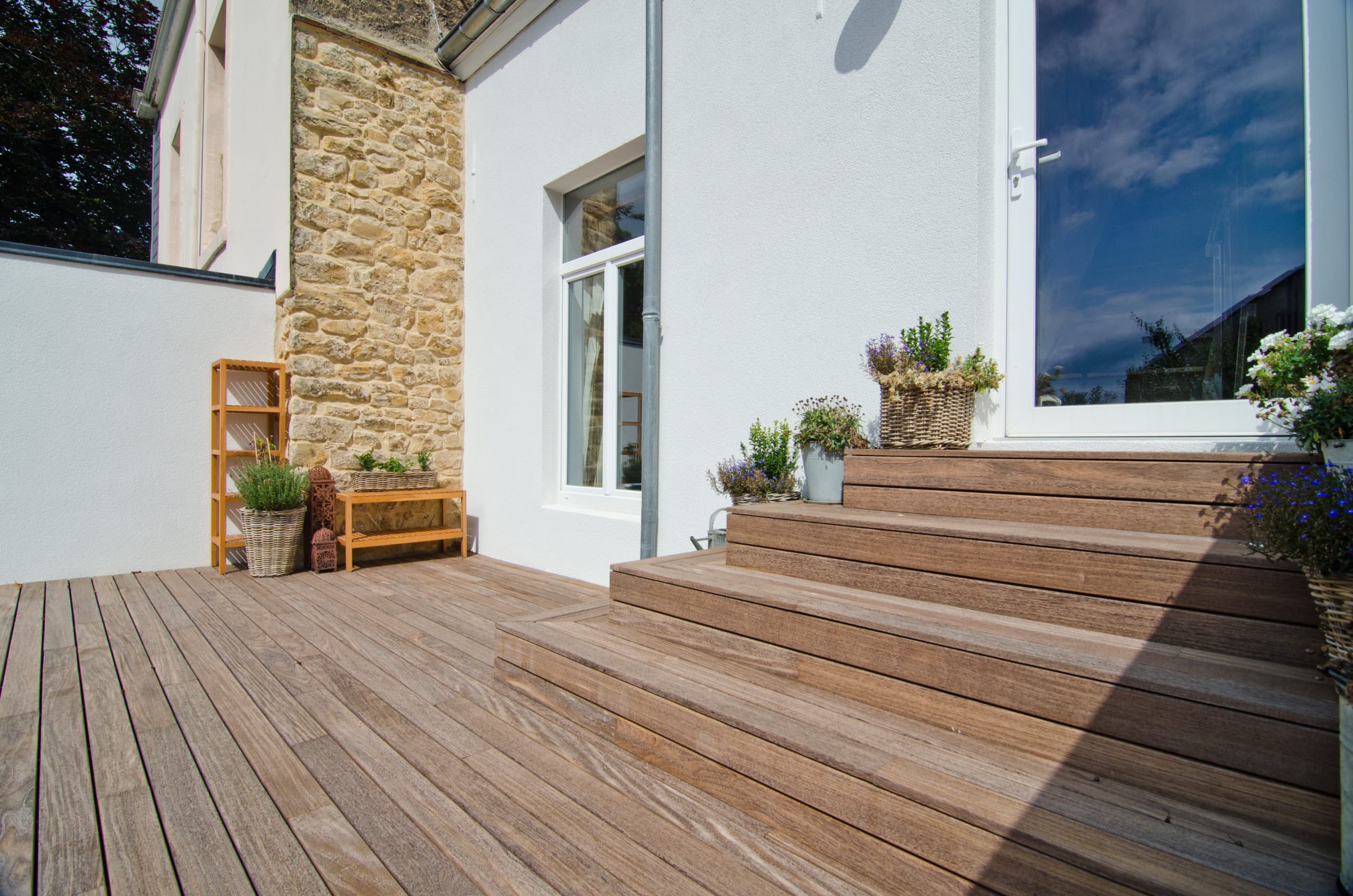 Terrasse en bois en Merbau Wood decking system without visible fixations made by Vetedy on wood stairs in France