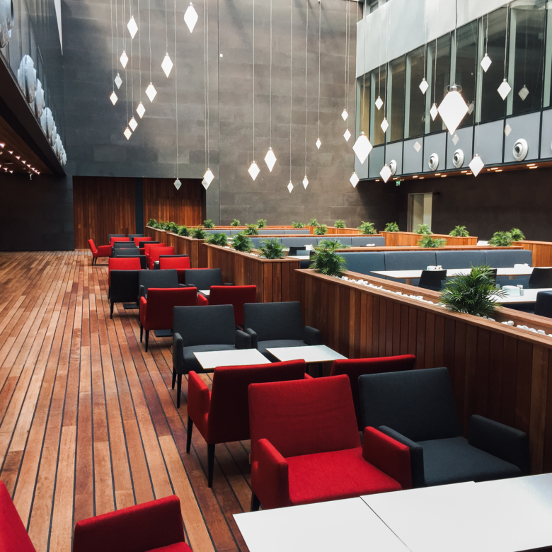 Système Softline merbau dans une salle en intérieur avec tables et fauteuils