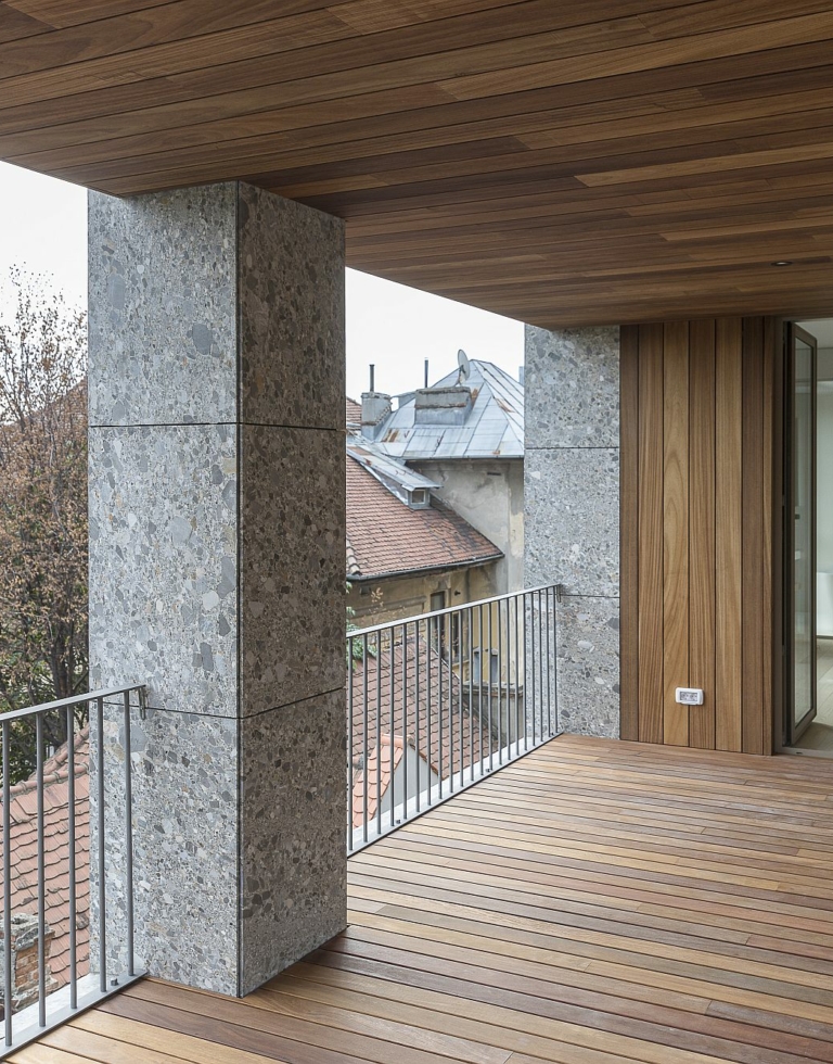 intérieur d'un balcon d'appartement avec une terrasse et un plafond + bardage en bois exotique en ayous