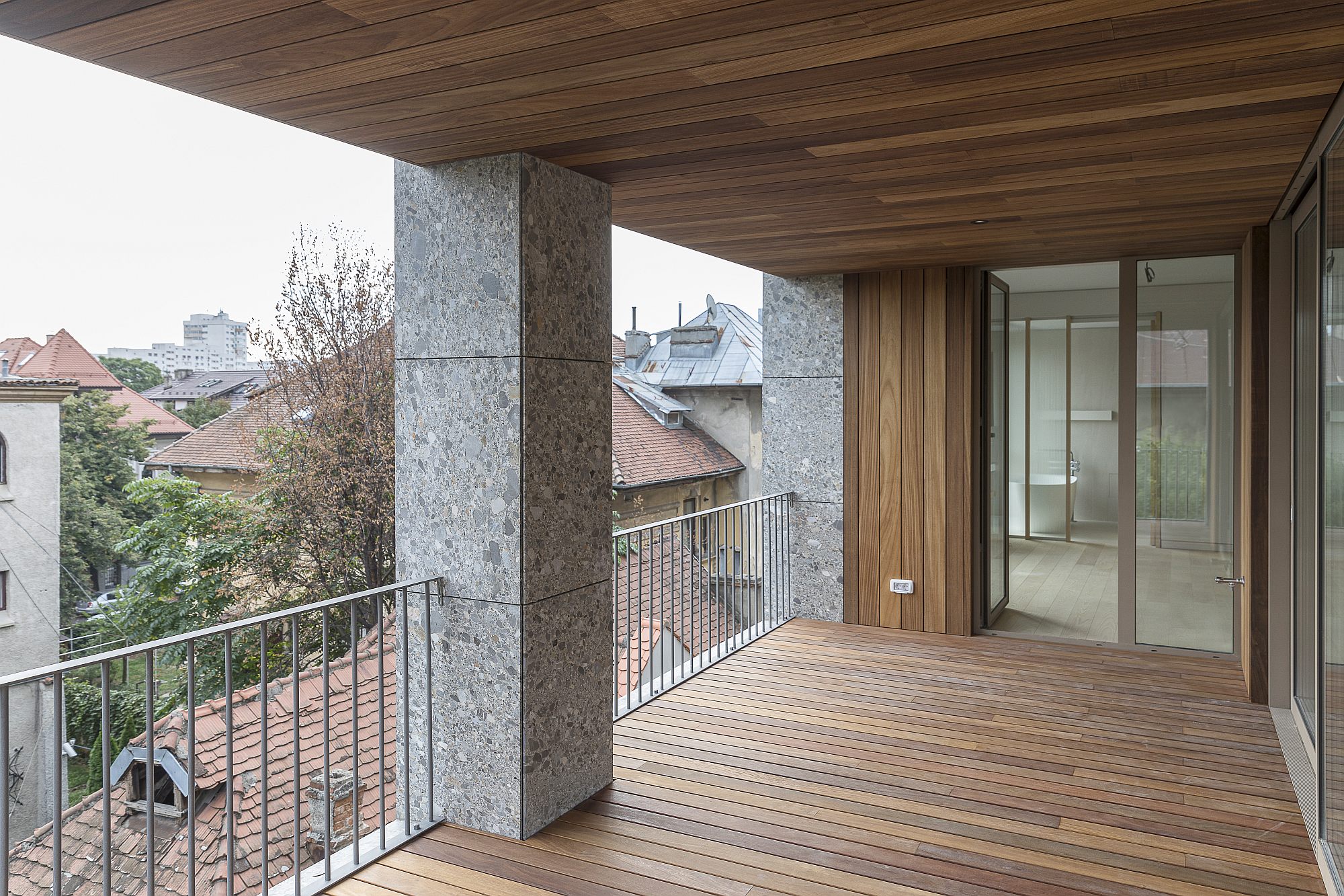 intérieur d'un balcon d'appartement avec une terrasse et un plafond + bardage en bois exotique en ayous