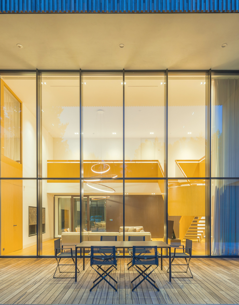 maison moderne avec une terrasse bois padouk avec une façade en bois exotique