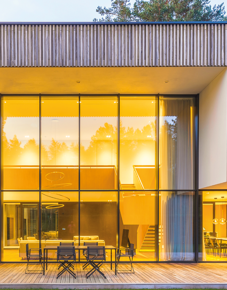 maison moderne avec une terrasse en bois padouk avec une façade bois exotique