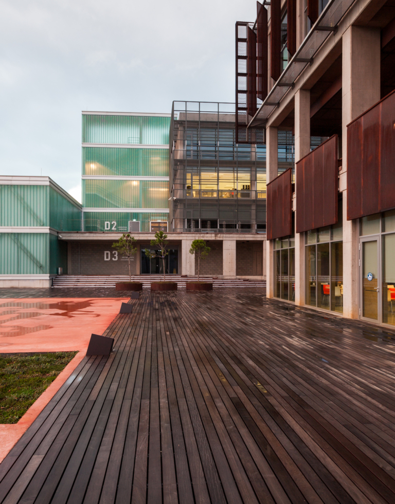 terrasse-en-bois-exotic-ipe-_piri-reis-maritime-university-kreatif-architects