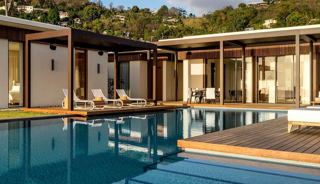 Terrasse Vetedy Softline en Ipe et Teak autour d'une piscine