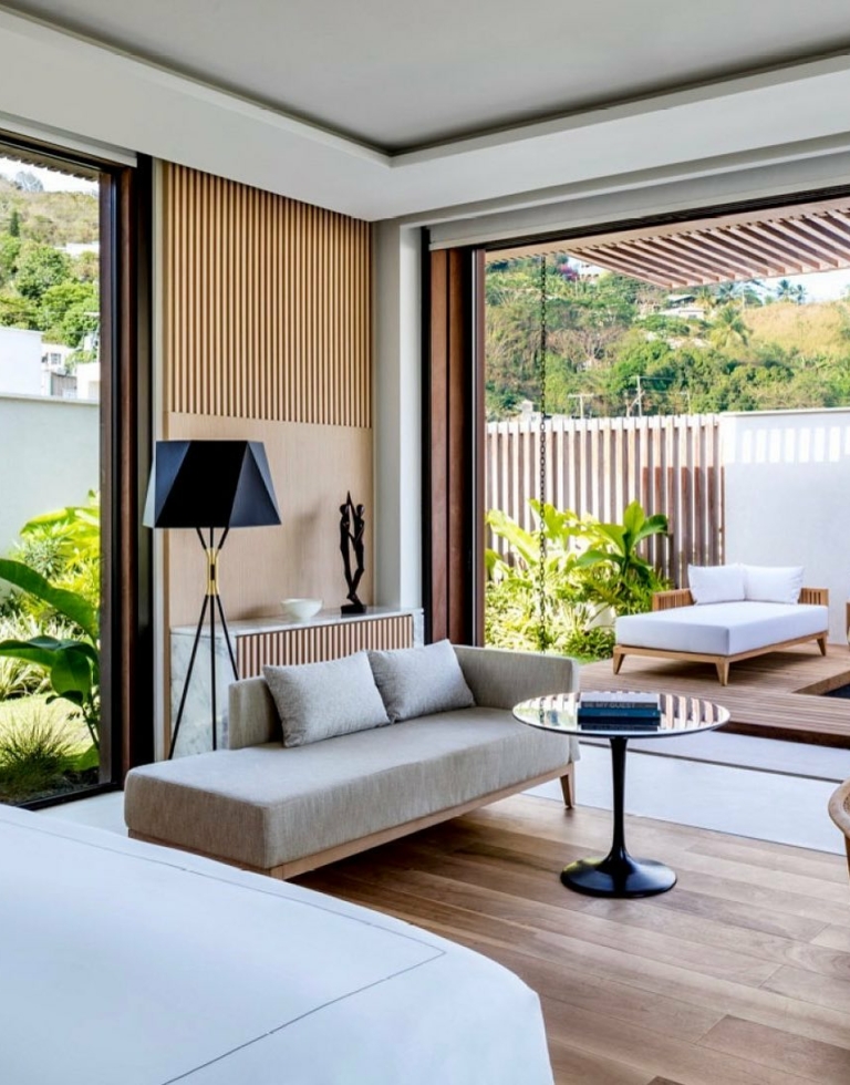 Prise de vue de l'intérieur donnant sur terrasse exotique Softline teak+Ipé hôtel Silversands îles Grenade
