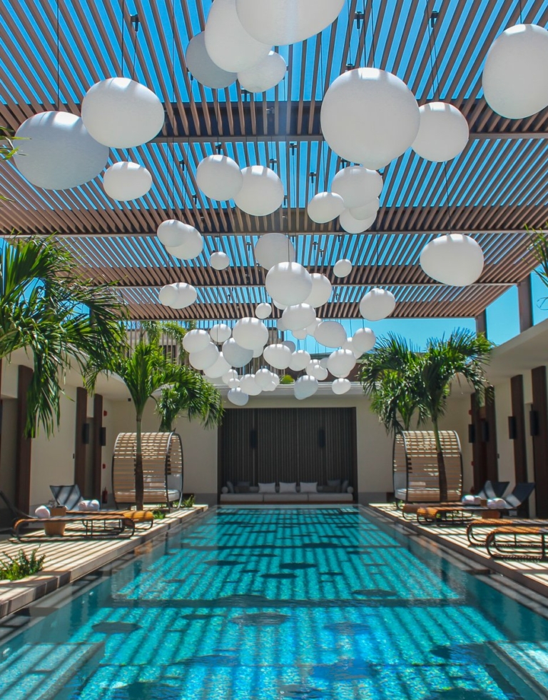 Piscine et palmiers avec terrasse Softline en bois exotique Teak et Ipé aux Îles Grenade