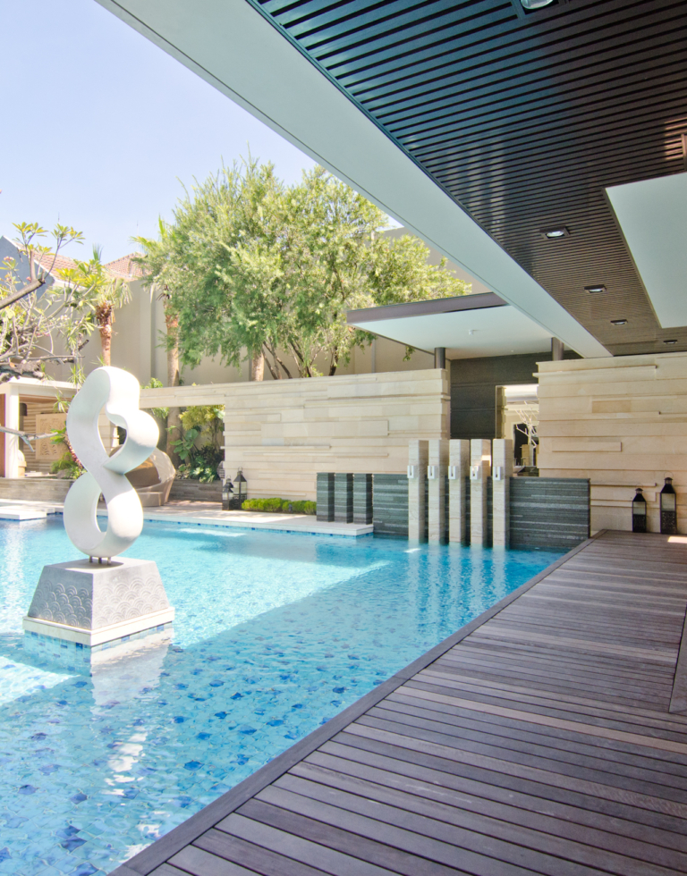 Seminar Hotel DeVasa Surabaya terrasse bois piscine