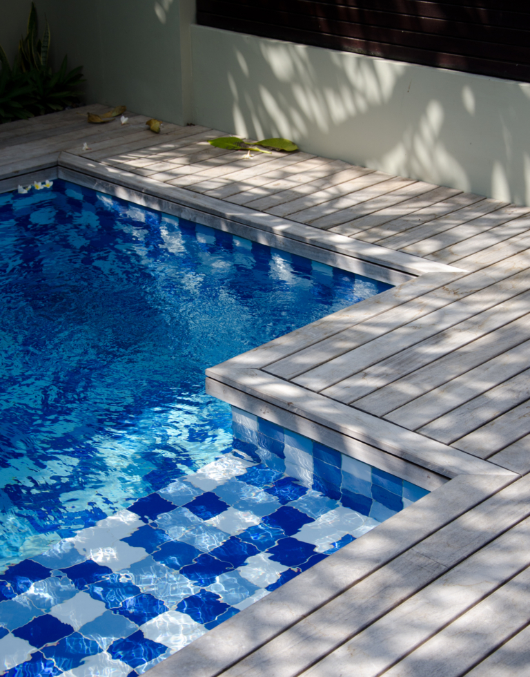 terrasse-bois-padouk-exterieur-piscine