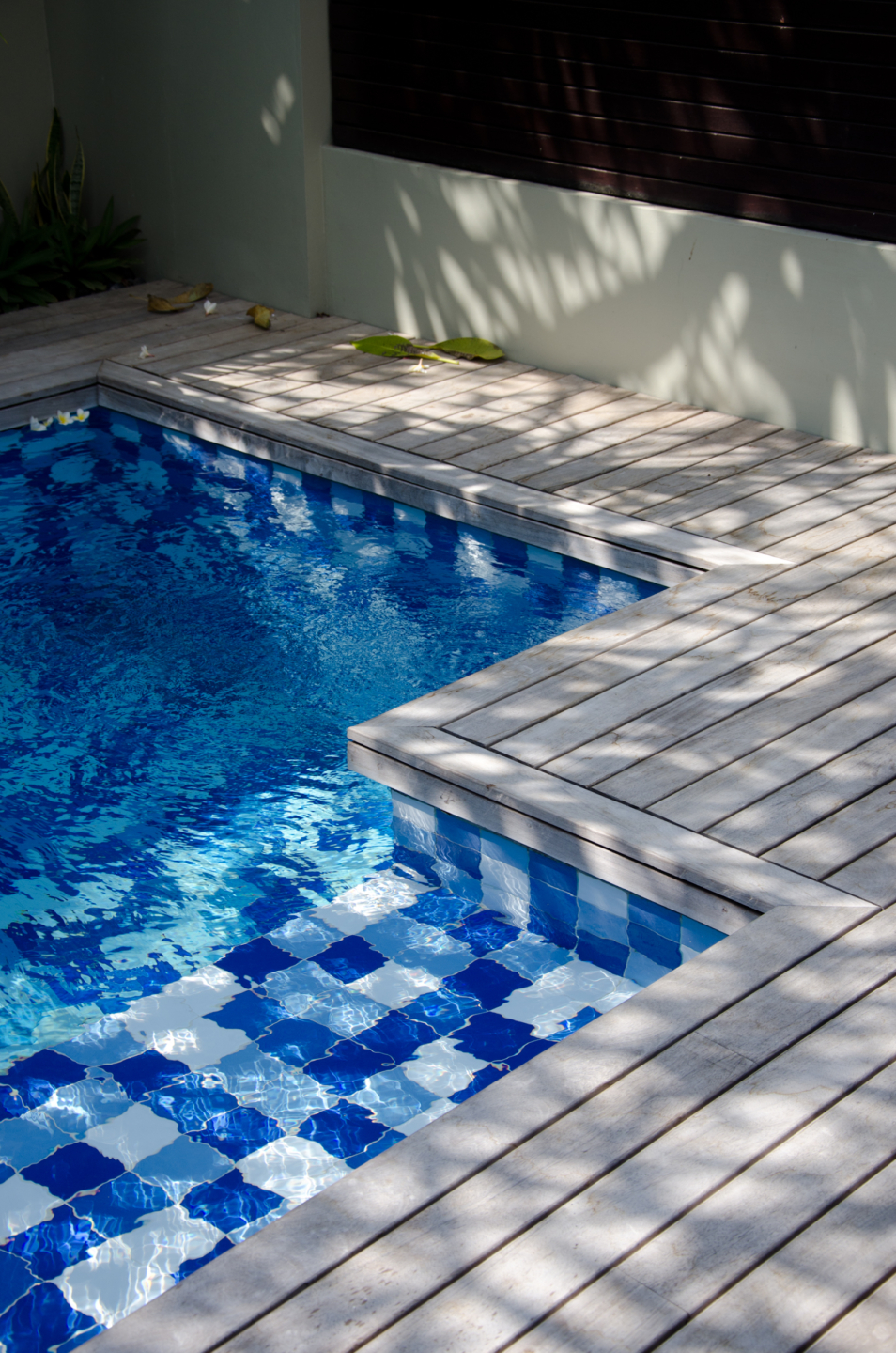 terrasse-bois-padouk-exterieur-piscine