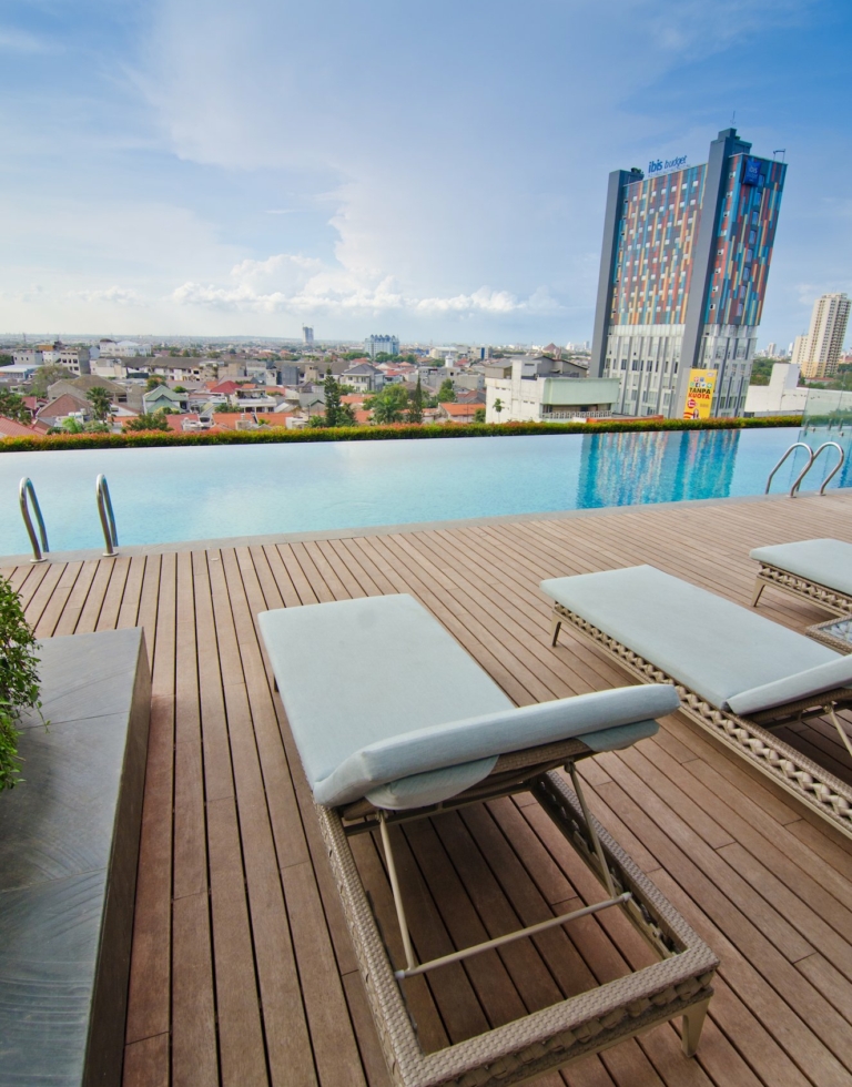 Seminar Hotel DeVasa Surabaya terrasse bois