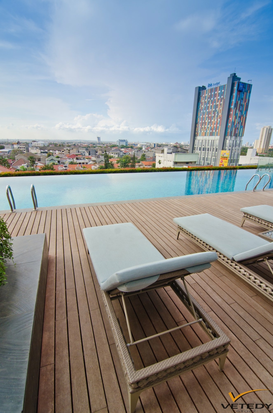 Seminar Hotel DeVasa Surabaya terrasse bois