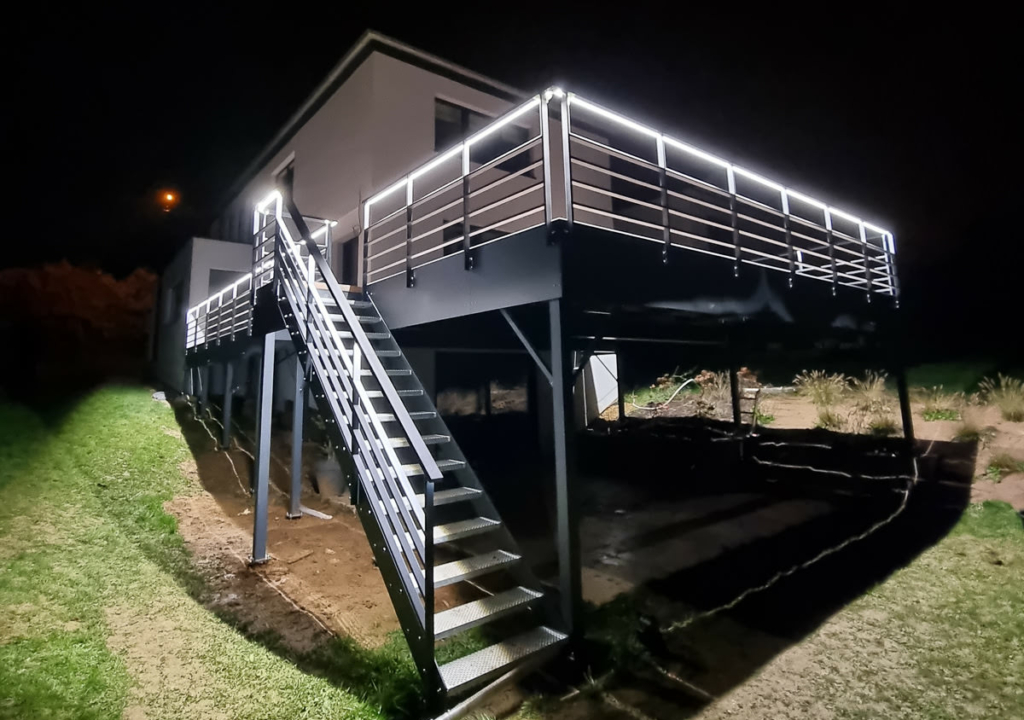 comment décorer sa terrasse en bois ? installer des leds autour